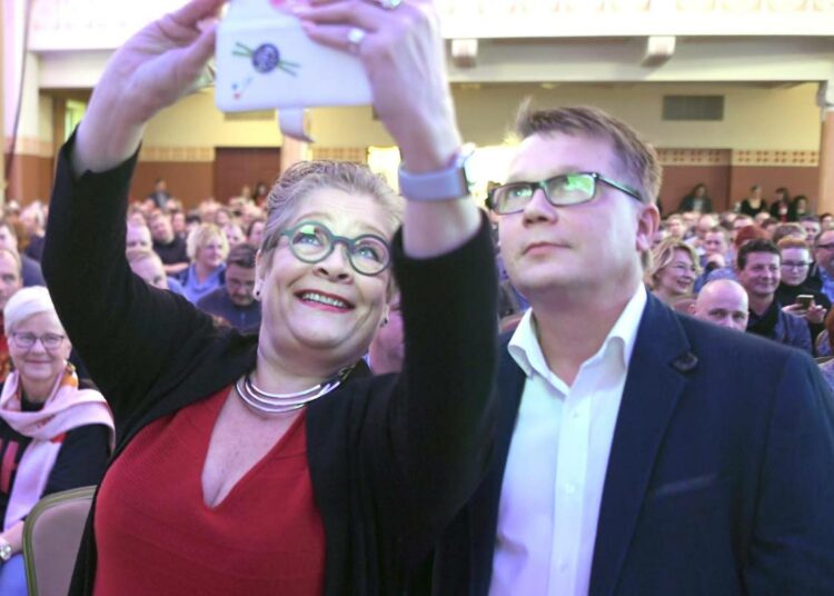 SAK:n 500 liittopäättäjää pohti viime perjantaina jatkotoimia irtisanomislakia koskevassa kiistassa. PAMin puheenjohtaja Ann Selin ja SEL:n puheenjohtaja Veli-Matti Kuntonen selfietä ottamassa.