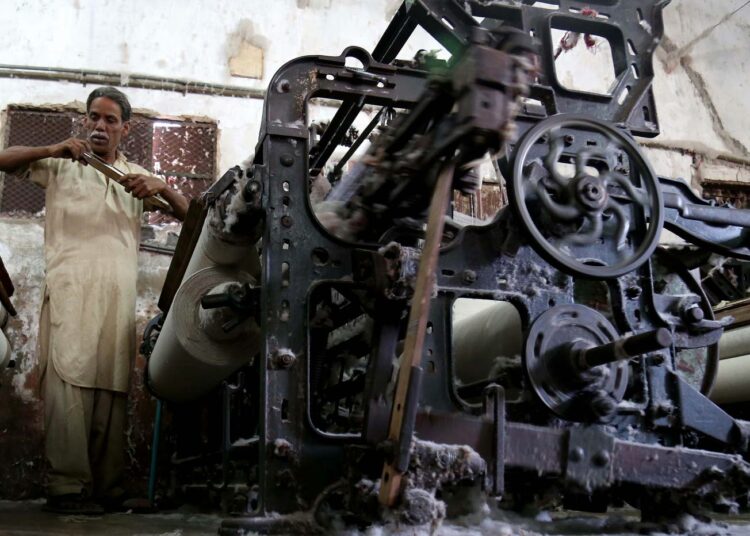 Yritysvastuulain myötä kuluttaja voi paremmin luottaa siihen, että yritys on pyrkinyt minimoimaan tuotteen valmistukseen liittyviä ihmisoikeusriskejä. Kuva on Pakistanin tekstiiliteollisuudesta.