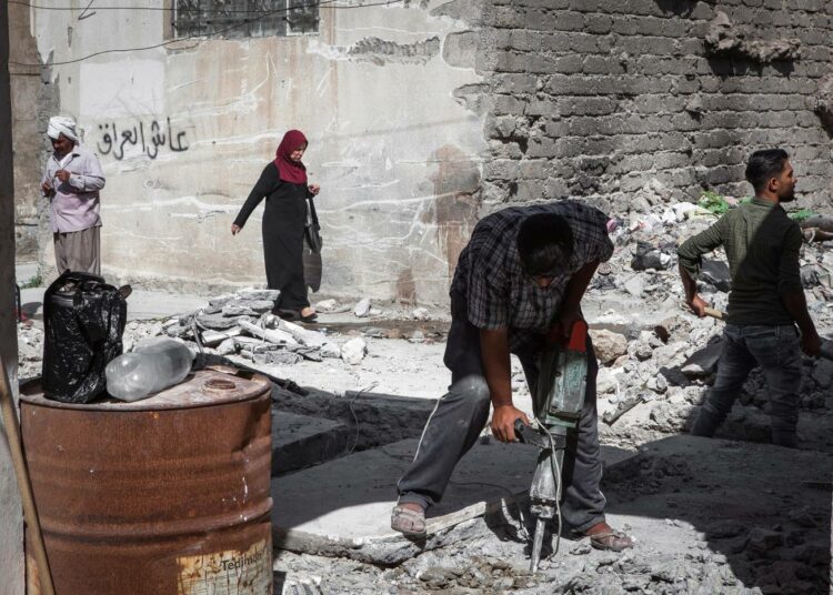Mosulin tuhoutuneita taloja korjataan sitä mukaa kuin asukkailla on siihen varaa. Viranomaisista ei ole apua.