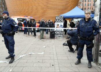 Poliisi turvasi kampanjointia Helsingin Narinkkatorilla eduskuntavaalien aattona huhtikuussa.  Taustalla puhumassa Suomen kansa ensin -puolueen Marco de Wit.