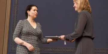 Tiede- ja kulttuuriministeri Hanna Kosonen (oik.)luovutti valionpalkinnon Anna Kontulalle.