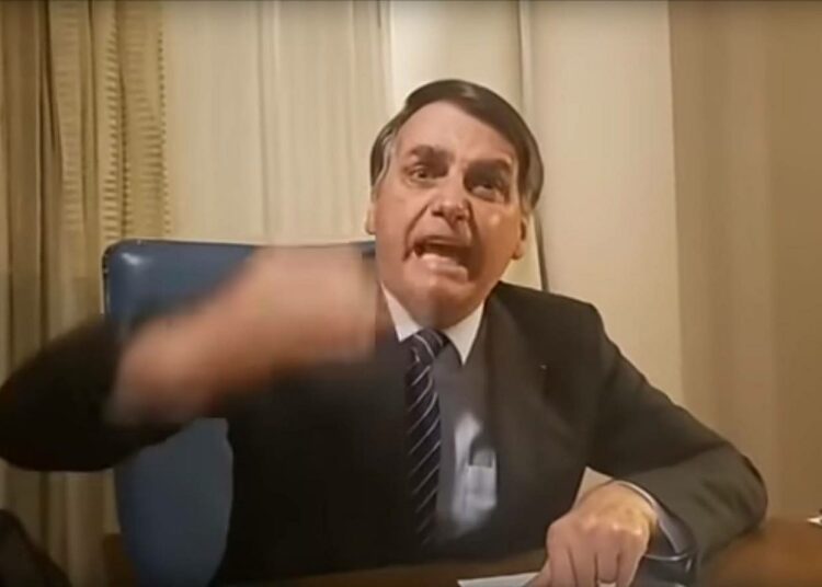 Presidentti Jair Bolsonaro menetti malttinsa viime viikolla raivotessaan medialle Saudi-Arabiasta välitetyssä YouTube-kommentissa.