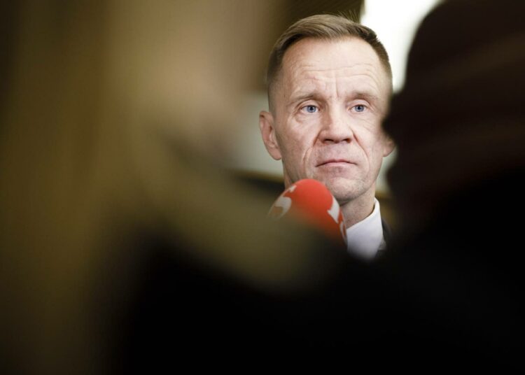 Ulkoasiainvaliokunnan puheenjohtaja Mika Niikko (ps.) median haastateltavana 3. joulukuuta.