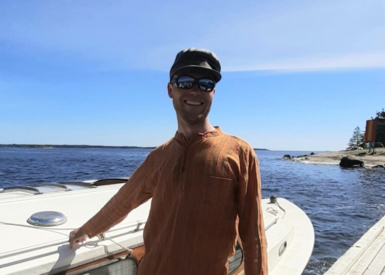 Pyhtäänsalmen meritaistelun tapahtumapaikkoihin pääsee tutustumaan seilori Jepsun matkassa. Nuori yrittäjä Jere Eklund kuljettaa veneellään meritaistelun paikoille.