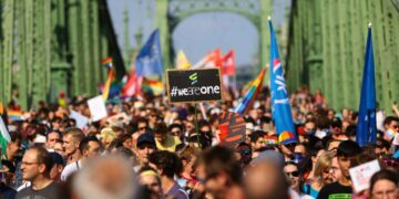 Budapestin Pride-paraati järjestettiin heinäkuussa. Unkarissa kirjakauppojen on käärittävä muoviin homosuhteista kertovat kirjat.