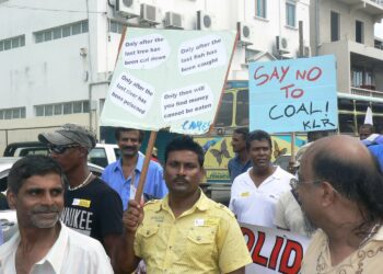 Kun rikkaat maat lakkaavat rahoittamasta hiilivoimaloiden rakentamista kehitysmaihin, seuraukset ovat ristiriitaisia. Sähköä tarvitaan alati lisää ja hiilivoimala on helppo ratkaisu, mutta myös paikallinen väestö voi olla vastaan. Kuva Mauritiukselta.