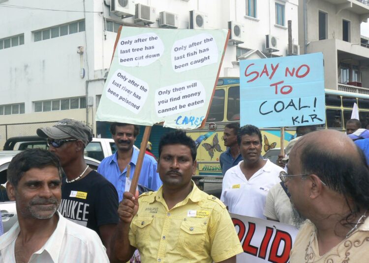 Kun rikkaat maat lakkaavat rahoittamasta hiilivoimaloiden rakentamista kehitysmaihin, seuraukset ovat ristiriitaisia. Sähköä tarvitaan alati lisää ja hiilivoimala on helppo ratkaisu, mutta myös paikallinen väestö voi olla vastaan. Kuva Mauritiukselta.