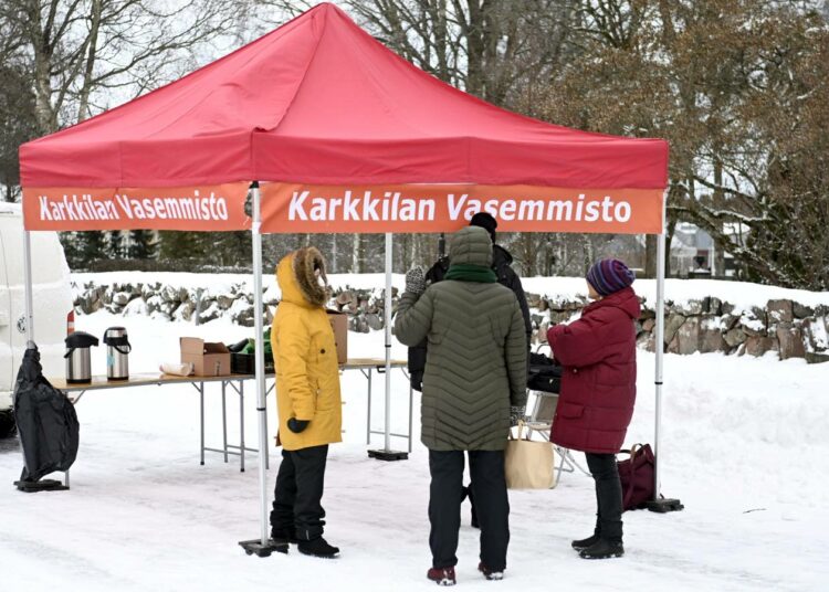 Vasemmistoliiton ehdokkaat kampanjoivat Länsi-Uudenmaan hyvinvointialueeseen kuuluvassa Karkkilassa 21. tammikuuta. Vasemmistoliittolainen sairaanhoitajana työskentelevät Heli Ahjoniemi valittiin aluevaltuustoon ja hän edustaa siellä ainoana karkkilalaisena.