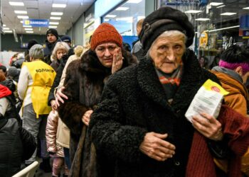 Ukrainan kansallisen uutistoimiston Ukrinformin välittämä kuva Mariupolista Zaporizhzhiaan evakuoiduista pakolaisista 22. maaliskuuta.