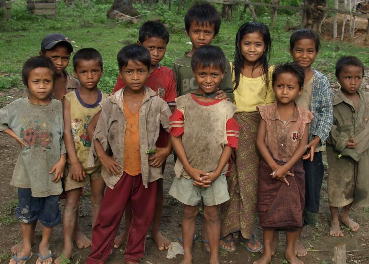 Heikko ravinto vaikuttaa lasten kasvuun ja kehitykseen. Kuva Laosista, jossa jopa 40 prosenttia lapsista on kitukasvuisia.