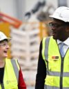 Britannian pääministeri Liz Truss ja valtiovarainministeri Kwasi Kwarteng talotehtaalla Lontoossa syyskuun loppupuolella. Kaksikon junailema minibudjetti on vienyt maan talouden keskelle kaaosta.