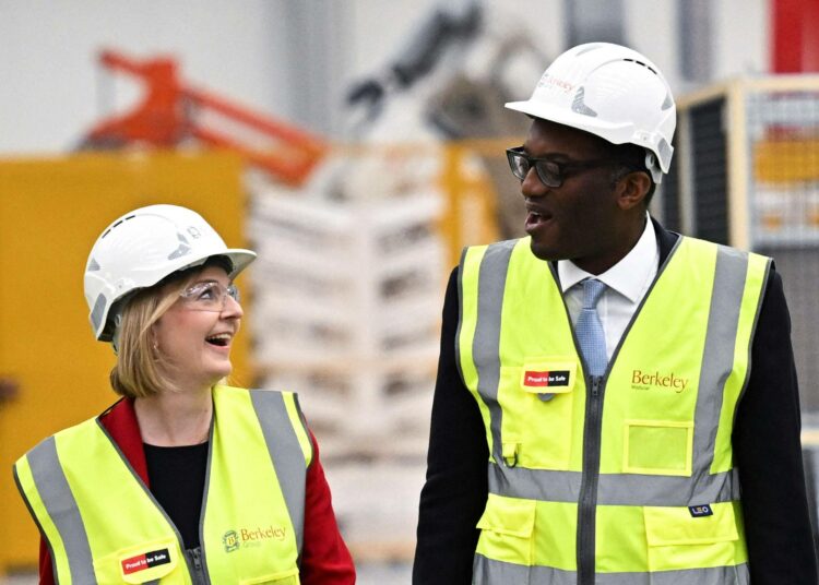 Britannian pääministeri Liz Truss ja valtiovarainministeri Kwasi Kwarteng talotehtaalla Lontoossa syyskuun loppupuolella. Kaksikon junailema minibudjetti on vienyt maan talouden keskelle kaaosta.