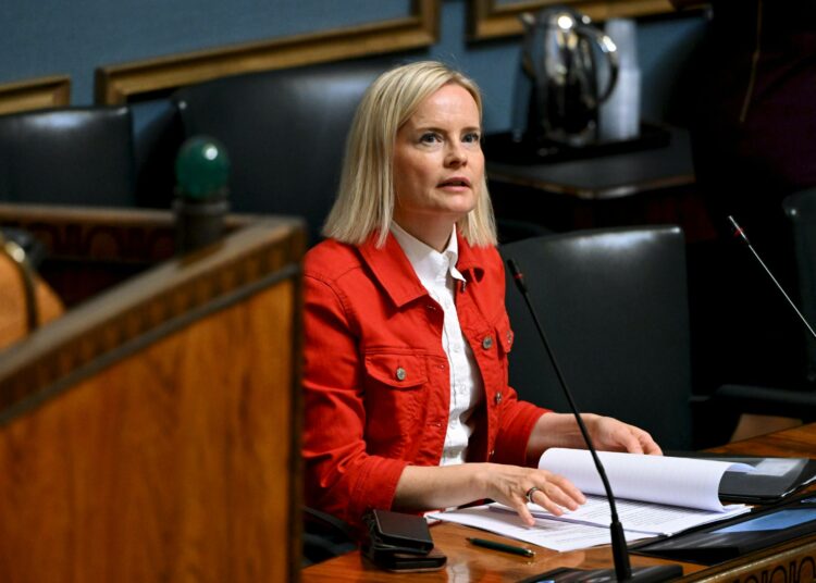 Valtiovarainministeri Riikka Purran someviestittely herättää paheksuntaa.