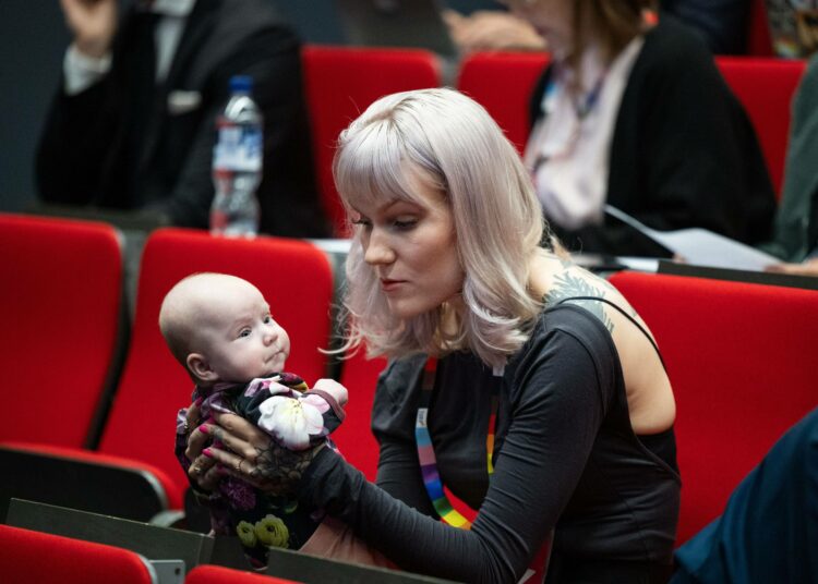 Jessi Jokelainen vauvansa kanssa Tampereella.