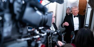 Donald Trump puhumassa medialle Air Force One -lentokoneessa tammikuussa. Kuva: Lehtikuva/Saul Loeb.