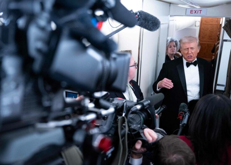 Donald Trump puhumassa medialle Air Force One -lentokoneessa tammikuussa. Kuva: Lehtikuva/Saul Loeb.