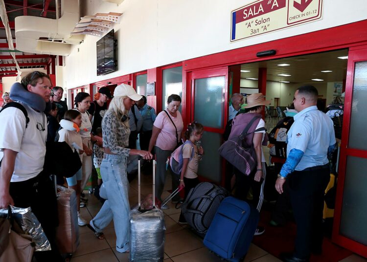 Venäläisturisteja saapuu Varaderon kansainväliselle lentoasemalle Matanzasiin, palatakseen erikoislennolla Venäjälle. Lentopetrolin puute on kohtalokas isku jo ennestään vaikeuksissa olevalle Kuuban matkailualalle.