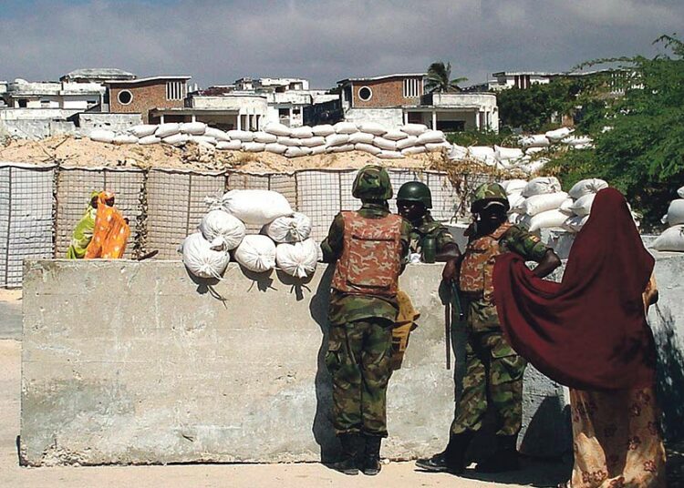 Afrikan unionin rauhanturvaajia Mogadishussa 3. helmikuuta. Islamistit ovat uhanneet kiihdyttää pyhää sotaa rauhanturvaajia vastaan.