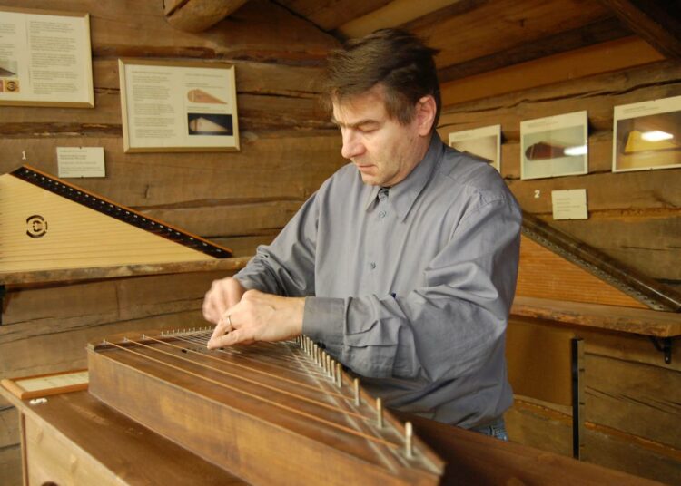 Kantelemuseon kokoelman perustana on Kari Dahlblomin kolmen vuosikymmenen kuluessa keräämät soittimet.