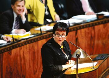 Minna Sirnö kuvasi Tarja Cronbergin toimia vätystelyksi.