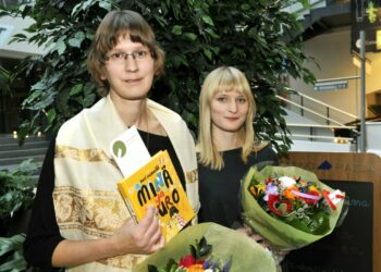 Aino-Maija Metsola ja Mari Kujanpää (vas.) palkittiin tiistaina Finlandia Junior -palkinnolla.