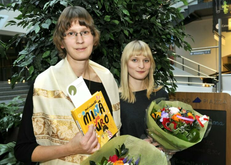 Aino-Maija Metsola ja Mari Kujanpää (vas.) palkittiin tiistaina Finlandia Junior -palkinnolla.