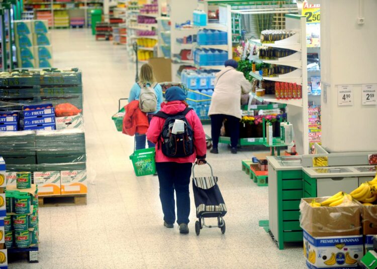 Kaupan alaa ja vartiointialaa uhkaa vuorokauden lakko runsaan viikon kuluttua.