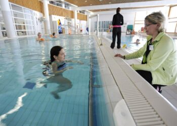 Camilla Dannholm oli maaliskuussa reumasairaalassa allasterapiassa. Oikealla fysioterapeutti Leena Leppänen.