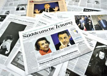 Ranskan presidentti Nicolas Sarkozyn epäillään sotkeutuneen lahjoituskandaaliin. Tapaus nousi useiden eurooppalaisten lehtien otsikoihin. Päällimmäisen lehden kuvassa vasemmalla sotkuun sekaantunut Ranskan rikkain nainen Liliane Bettencourt.