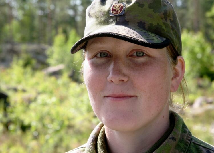 Luutnantti Nina Leskinen on lapsuuden toiveammatissaan.