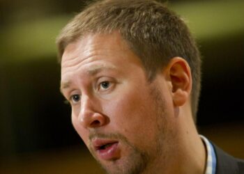 Paavo Arhinmäki nokittelee vihreiden kanssa opintotuesta.