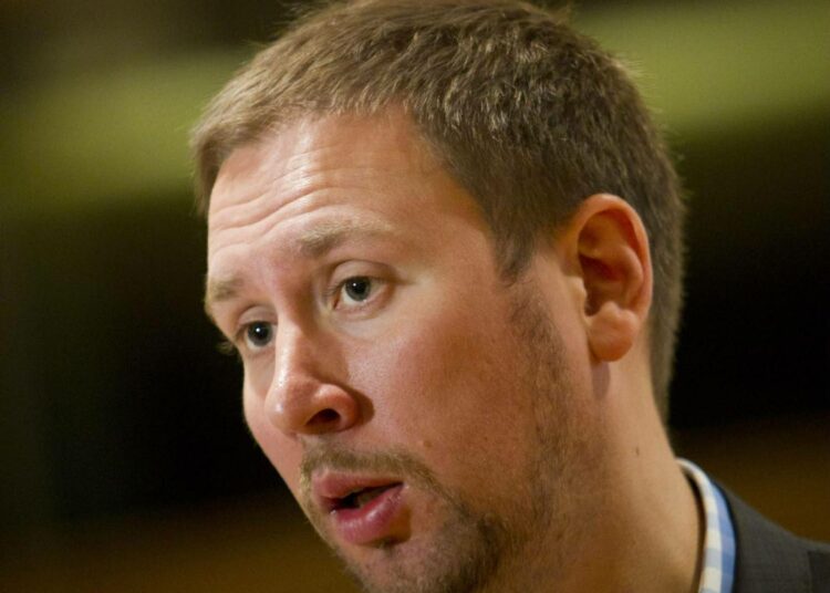 Paavo Arhinmäki nokittelee vihreiden kanssa opintotuesta.