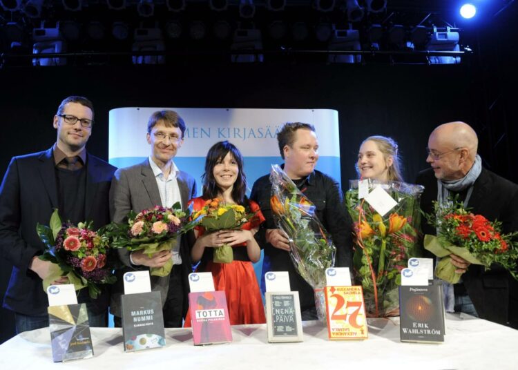 Kirjallisuuden Finlandia-palkintoehdokkaat julkistettii.Kirjailijat ryhmäkuvassa julkistustilaisuudessa: Joel Haahtela (vas, Katoamispiste), Markus Nummi (Karkkipäivä), Riikka Pulkkinen (Totta), Mikko Rimminen (Nenäpäivä), Alexandra Salmela (27 Eli kuolema tekee taiteilijan) sekä Erik Wahlström (Kärpäsenkesyttäjä).