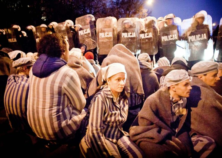 Keskitysleirivangeiksi pukeutuneita mielenosoittajia Varsovassa viime viikon torstaina, Puolan itsenäisyyspäivänä.