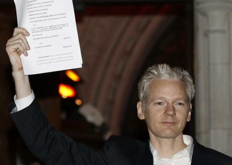 Julian Assange pääsi torstaina takuita vastaan vapaaksi odottamaan oikeuskäsittelyä Ruotsin luovutusvaatimuksesta.