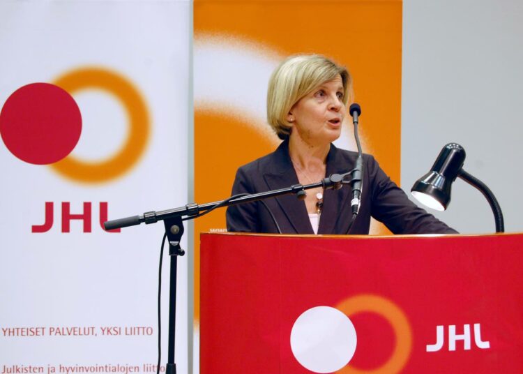 Tuire Santamäki-Vuori yllätti JHL:n edustajiston lähtöratkaisullaan.