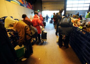 Elintarvikkeiden jakelua Helsingin Myllypurossa.
