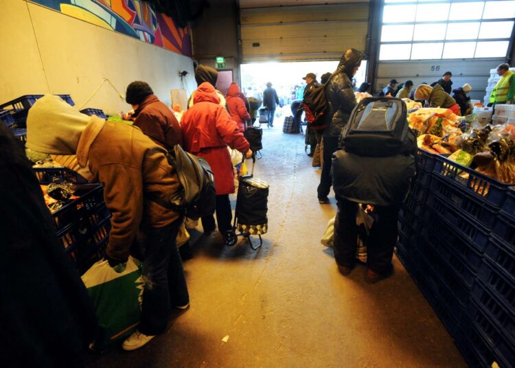 Elintarvikkeiden jakelua Helsingin Myllypurossa.