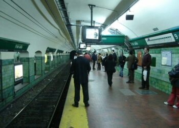 Matkustajia Buenos Airesin metrossa.