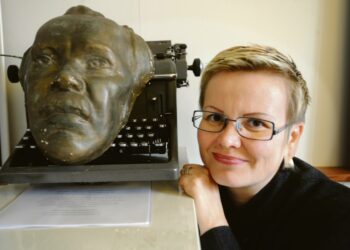 Minna Sirnö muutti Tampereelta Helsinkiin ja Arkadianmäeltä Kruunuhaan Teatterikulmaan. Uusi työ Näytelmäkirjailijoiden liitossa on haasteellista, mutta vielä hymyilyttää.