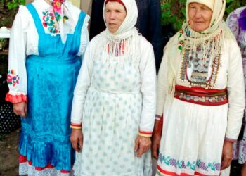 Suomalaisten sukulaisuus Venäjän suomalais-ugreihin kuten mareihin on nimenomaan kielellistä. Marilaisnaisia vuodelta 2005.