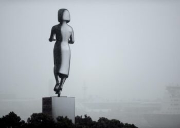 Kuvanveistäjä Essi Renvallin Rauhanpatsas lumimekossaan maanantaina Helsingin Kaivopuistossa.