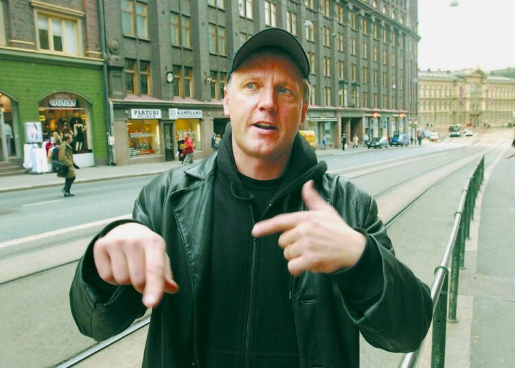 John Hakalax turvautui Riot Entertainmentin myyntijohtajana stand up -komiikkaan ja epäkorrektiin käytökseen. Suomen kännykkämaineen lumoamat bisnesmiehet söivät ihan kädestä, hän retostelee.
