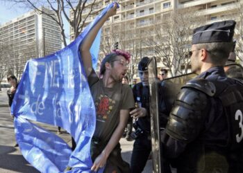 Mielenosoittaja Ranskan Marseillessa, jossa tällä viikolla kokoontuu joka kolmas vuosi järjestettävä Maailman vesifoorumi. Ensi viikon torstaina vietetään YK:n Maailman vesipäivää, jonka teemana tänä vuonna on vesi ja ruokaturvallisuus.