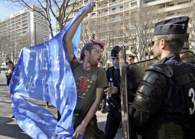 Mielenosoittaja Ranskan Marseillessa, jossa tällä viikolla kokoontuu joka kolmas vuosi järjestettävä Maailman vesifoorumi. Ensi viikon torstaina vietetään YK:n Maailman vesipäivää, jonka teemana tänä vuonna on vesi ja ruokaturvallisuus.
