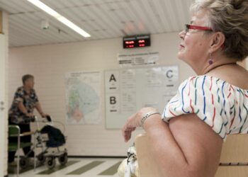 Nainen odottaa vuoroaan terveysasemalla.