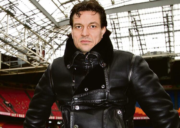 Kuningas Litmanen on Arto Koskisen ohjaama Suomen kaikkien aikojen par-haimman jalkapalloilijan elämäntarina.