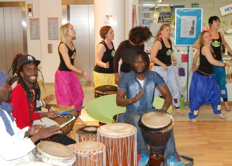 Jyväskylän Forum-kauppakeskuksessa saatiin jo alkuviikosta esimakua viikonlopun Waaw Africa- festivaalista.