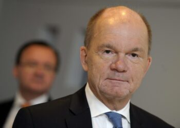 StoraEnson toimitusjohtaja Jouko Karvinen vastasi anteliaaseen yhteisöveron alennukseen uudella säästöohjelmalla.