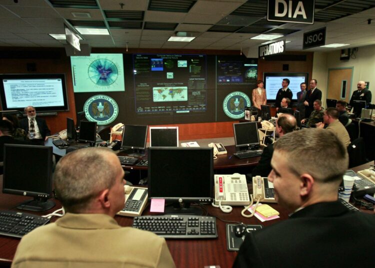 Yhdysvaltain Kansallisen turvallisuusviraston työntekijöitä organisaation päämajassa Fort Meadessa. Kuva tammikuulta 2006.